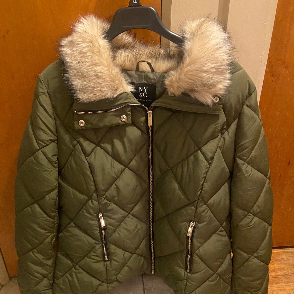 New York & Co puffer coat with faux fur collar NWT green